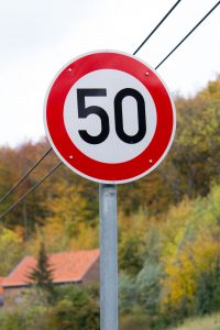 Señal de tráfico límite de velocidad 50